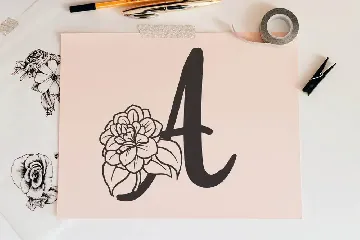 Gloria Monogram Font