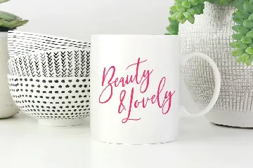 Mondayslove Feminine Signature Font